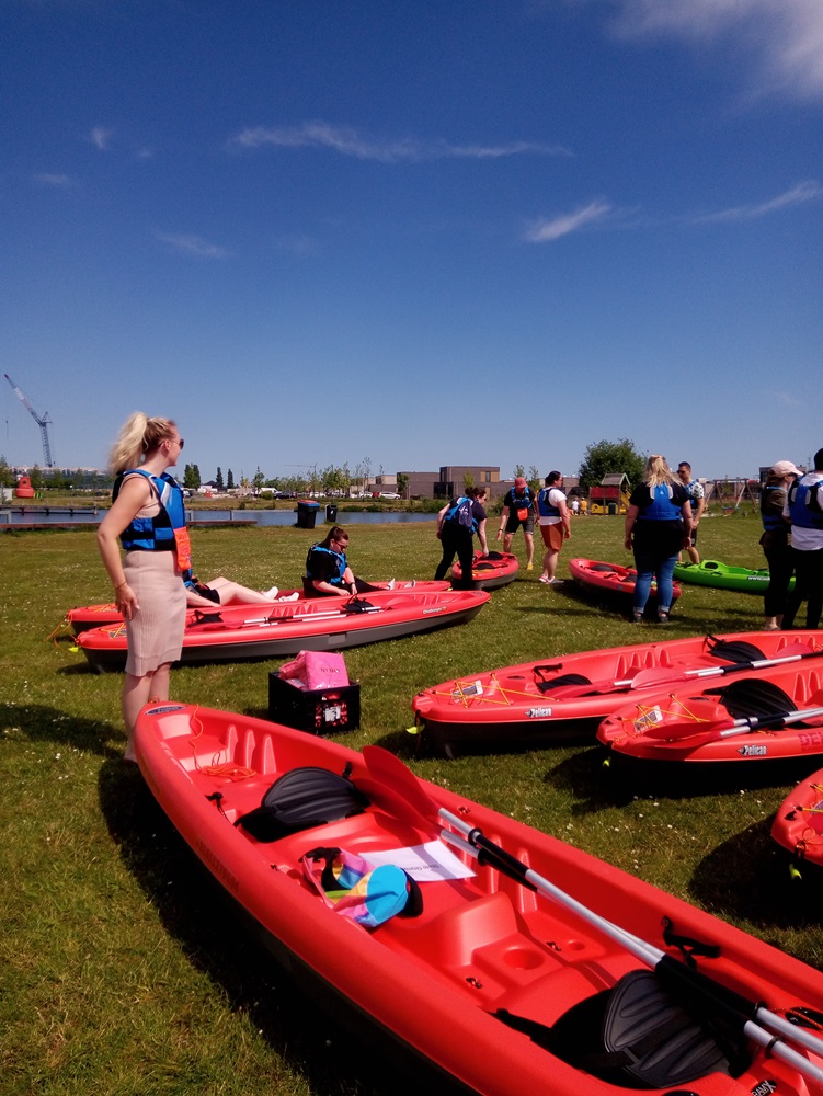 Kayak groepsverband huur een kayak bij DEK Blauwestad kayakbootverhuur aan strand zuid op het oldambtmeer groningen Nederland