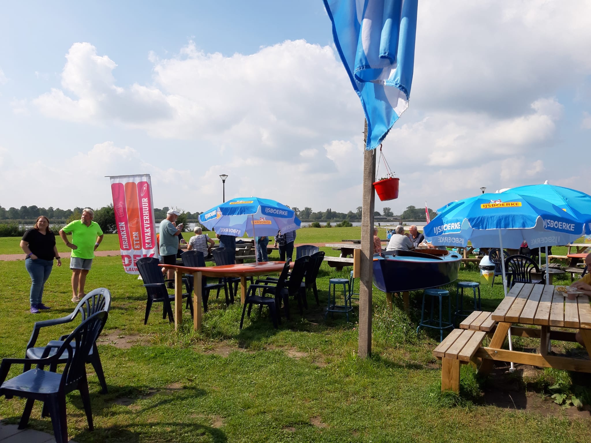 Na je avontuur op het water, wacht ons gezellige terras op je, met uitzicht over het Oldambtmeer. Dit is de ideale plek om tot rust te komen na je kayakavontuur.