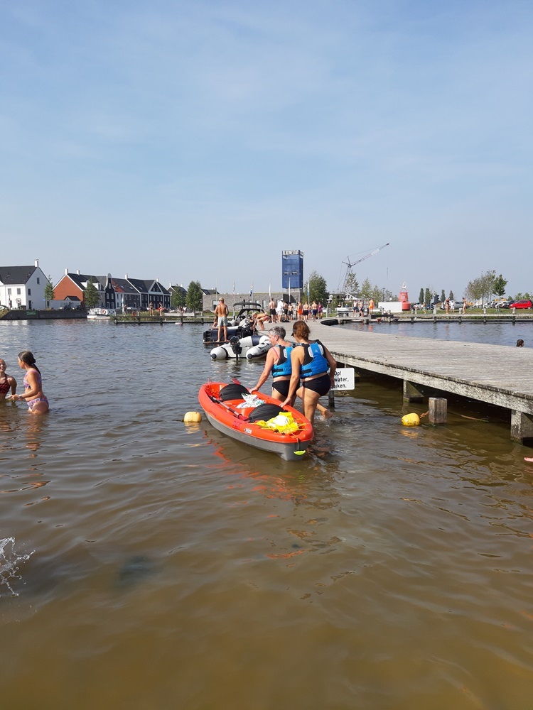 Stap op de Kayak van DEK Blauwestad aan Strand Zuid op het Oldambtmeer Groningen Nederland
