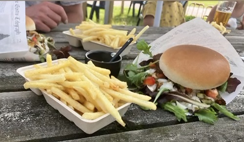 Hamburgerbar met Patat Salade ijs DEK Blauwestad Oldambt Groningen Nederland